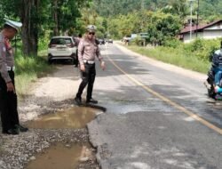 Sigap! Kasat Lantas Polres Lutim Gerak Cepat Tanggapi Laporan Jalan Rusak di Desa Atue
