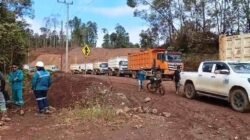 Jalan Hauling PT CLM di KM 18 Diblokade Warga, Angkutan Ore Nikel Lumpuh Total